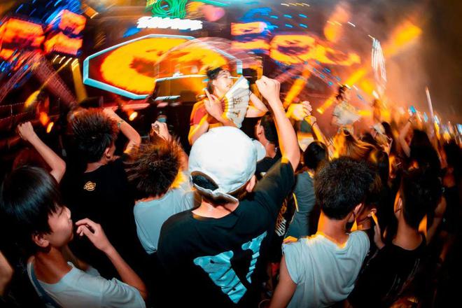 开云体育下载APP-包含星光水上越野漂移，夜色中的极速角逐的词条